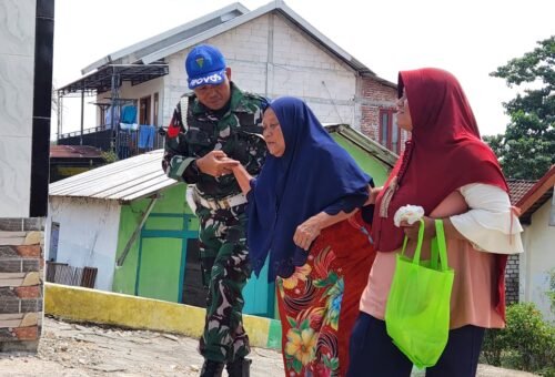 Kemanusiaan TNI Dalam TMMD 129: Kopka Eko Membimbing Lansia Menuju Posko Kesehatan di Desa Tlemang