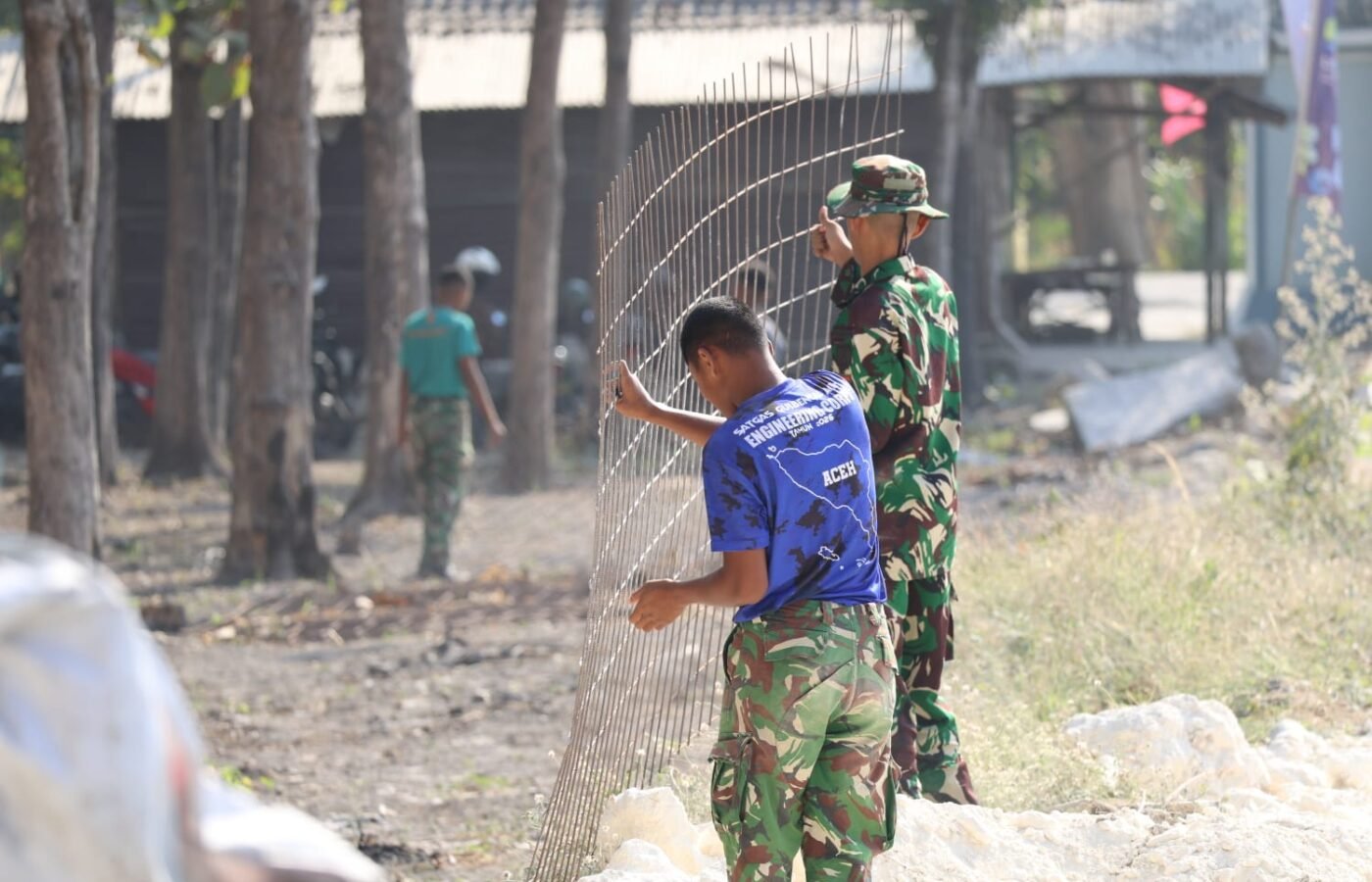 Semangat Tanpa Henti: Satgas TMMD ke-129 Kodim 0812/Lamongan Terus Majukan Rabat Beton