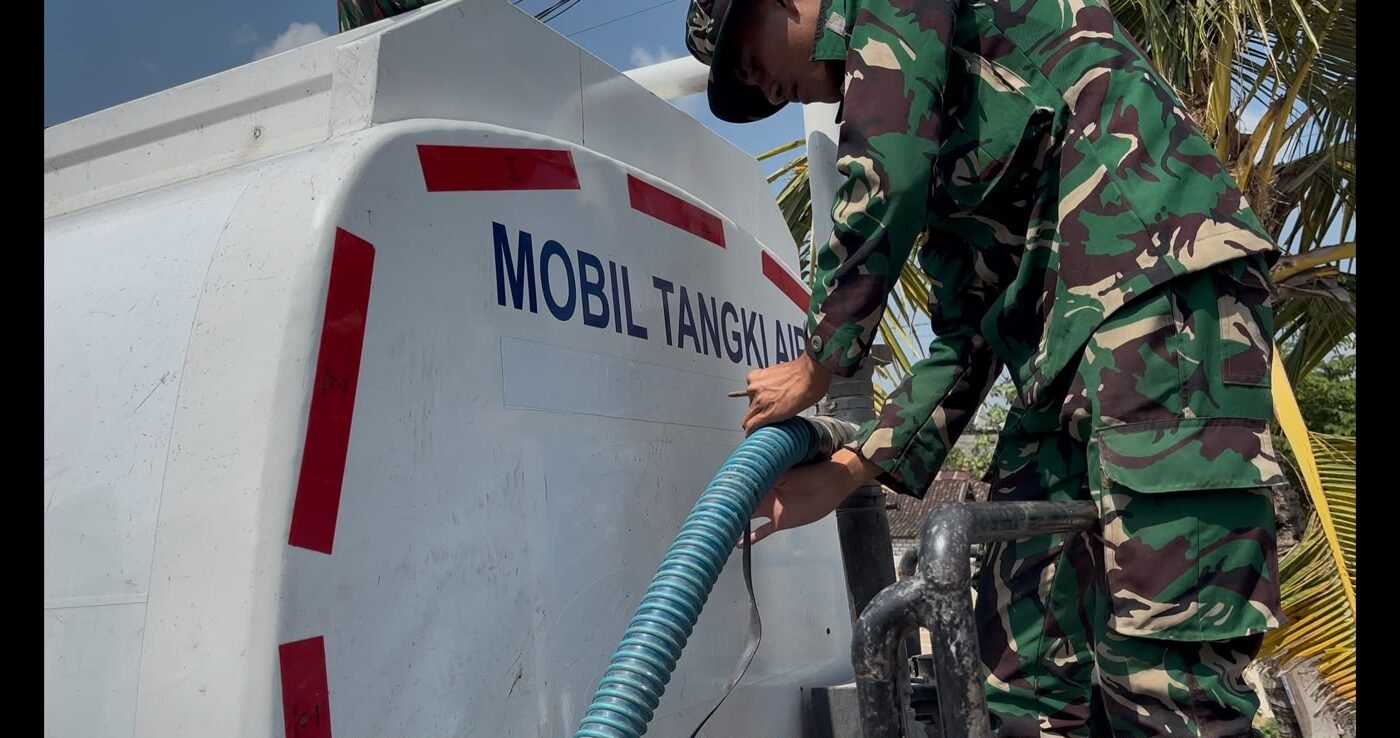 Distribusi Air Bersih oleh Satgas TMMD Ke-129 Kodim 0813/Bojonegoro untuk Warga Krebet