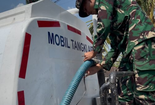 Distribusi Air Bersih oleh Satgas TMMD Ke-129 Kodim 0813/Bojonegoro untuk Warga Krebet