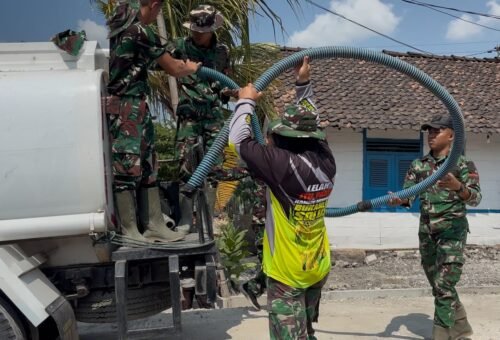 Satgas TMMD Kodim 0813/Bojonegoro Berikan Bantuan Air Bersih untuk Warga Desa Krebet