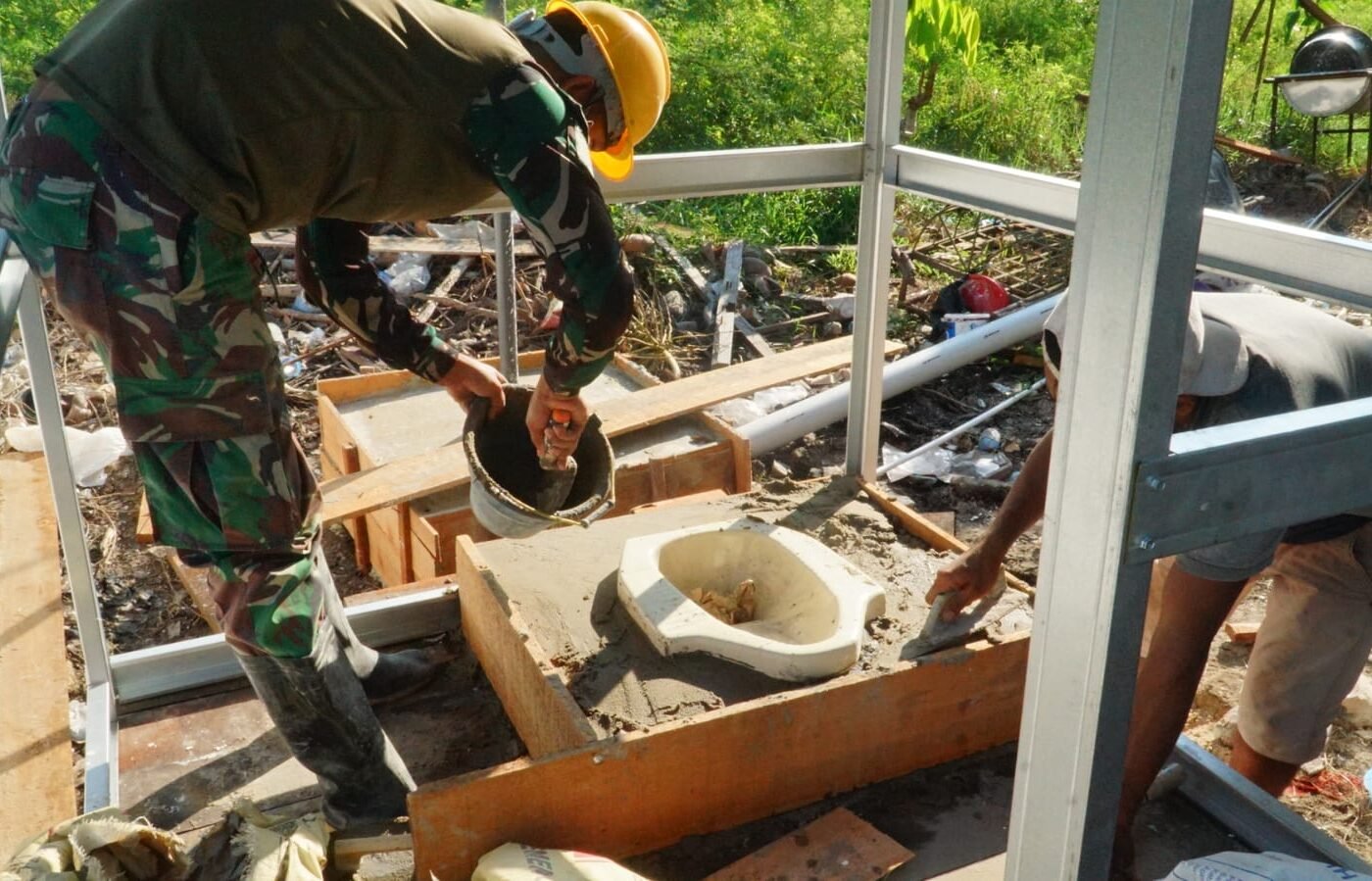 Pembangunan Toilet MCK di Desa Bandar Raya oleh Satgas TMMD Reguler ke-129
