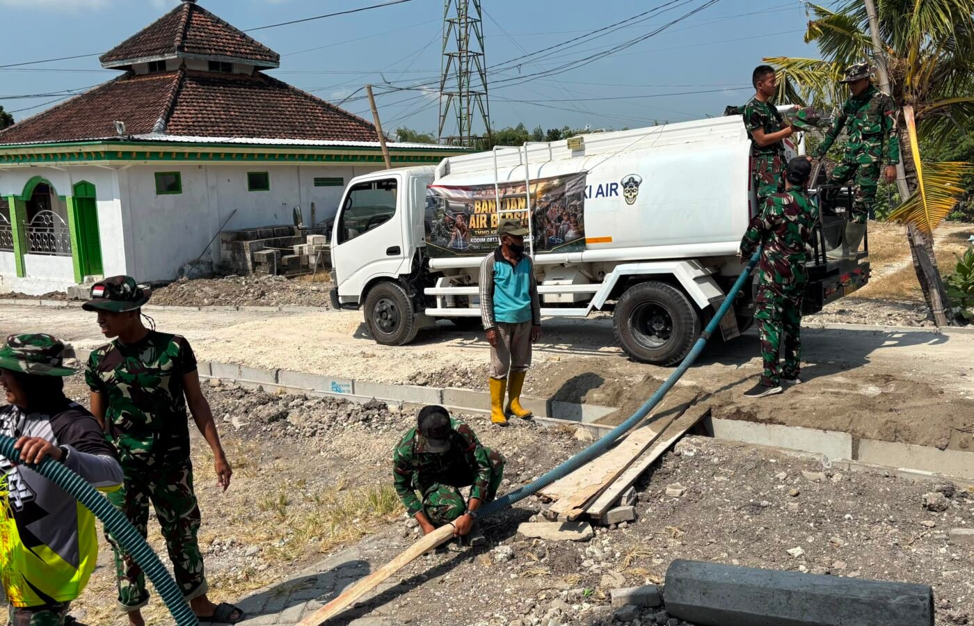 Antusiasme Warga Desa Krebet Terhadap Distribusi Air Bersih TMMD Ke-129 Kodim 0813/Bojonegoro