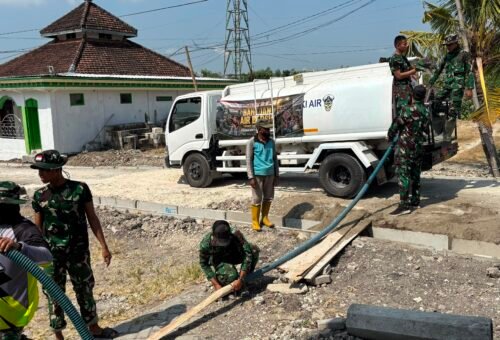 Antusiasme Warga Desa Krebet Terhadap Distribusi Air Bersih TMMD Ke-129 Kodim 0813/Bojonegoro
