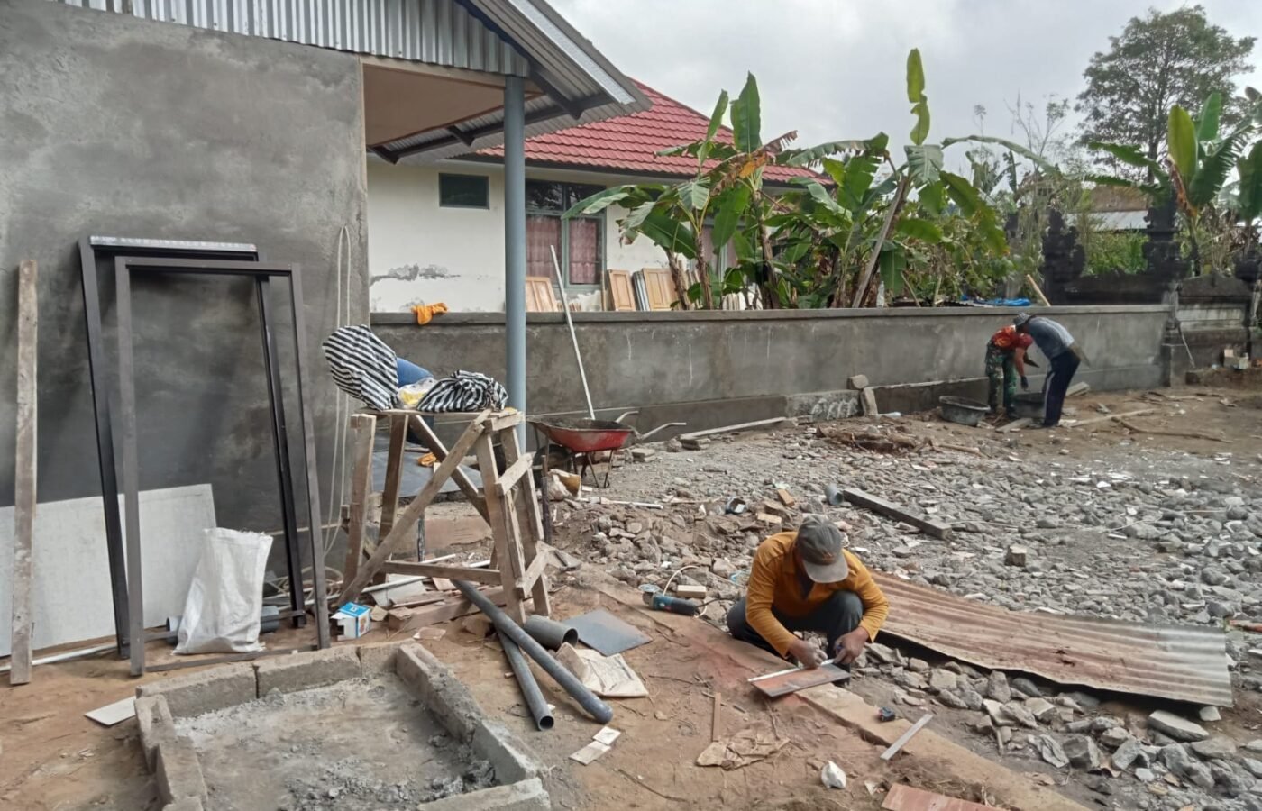 Kolaborasi Masyarakat dan TNI Sukseskan Proyek MCK TMMD Ke-129 di Bangli