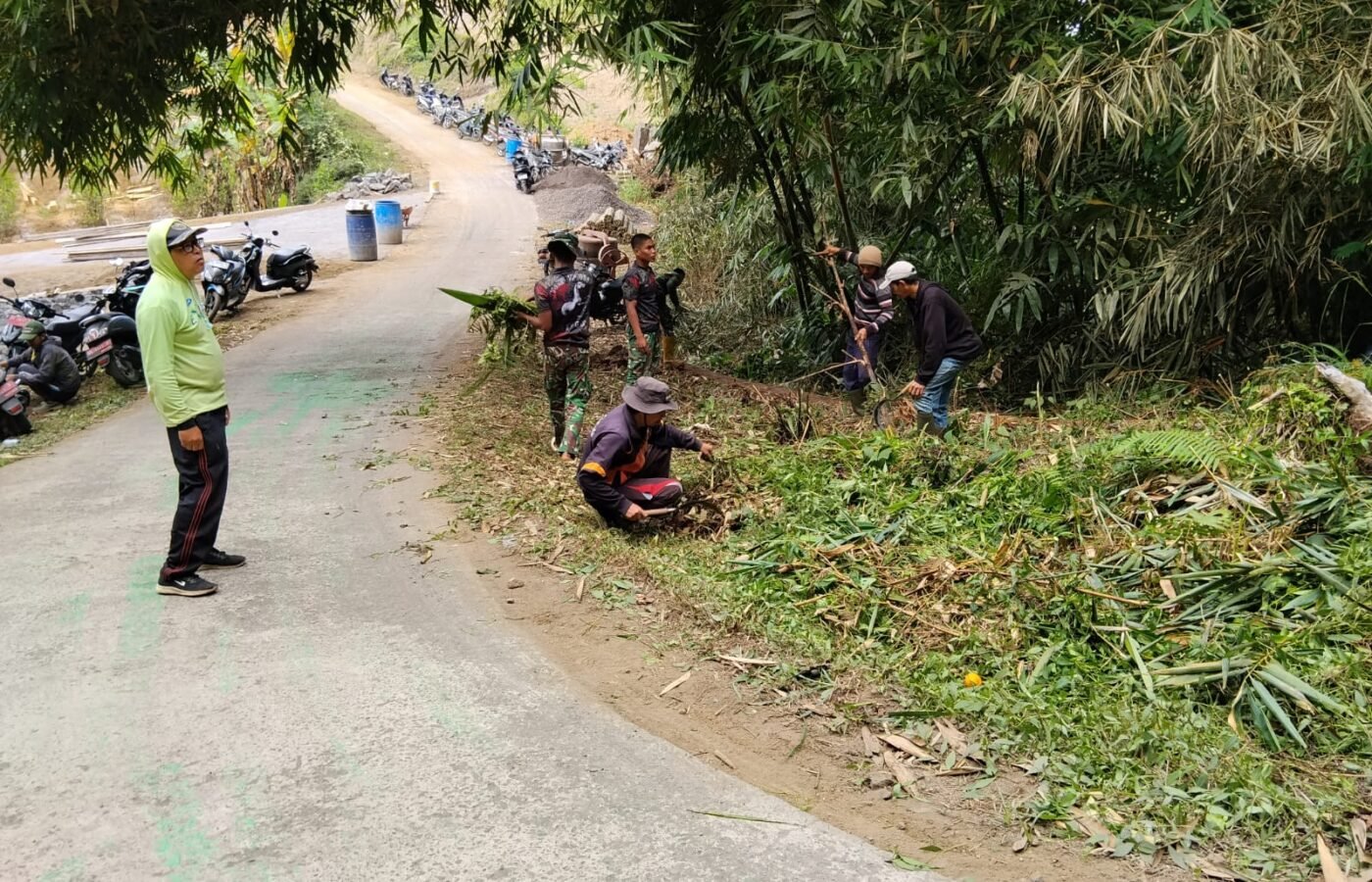 Pembersihan Jalan Beton, Satgas TMMD Ke-129 Kodim 1626/Bangli Bersama Warga