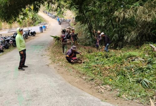 Pembersihan Jalan Beton, Satgas TMMD Ke-129 Kodim 1626/Bangli Bersama Warga