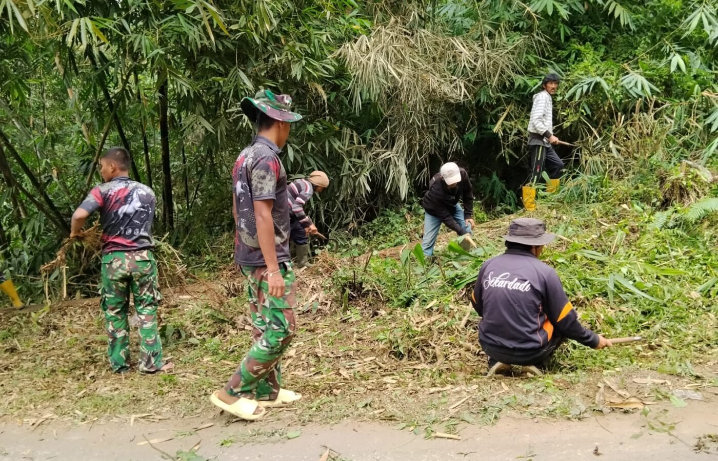 Kegiatan Pembersihan Jalan Rabat Beton, Satgas TMMD dan Warga Sinergi Dalam Gotong Royong