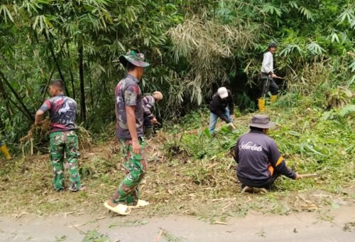Kegiatan Pembersihan Jalan Rabat Beton, Satgas TMMD dan Warga Sinergi Dalam Gotong Royong