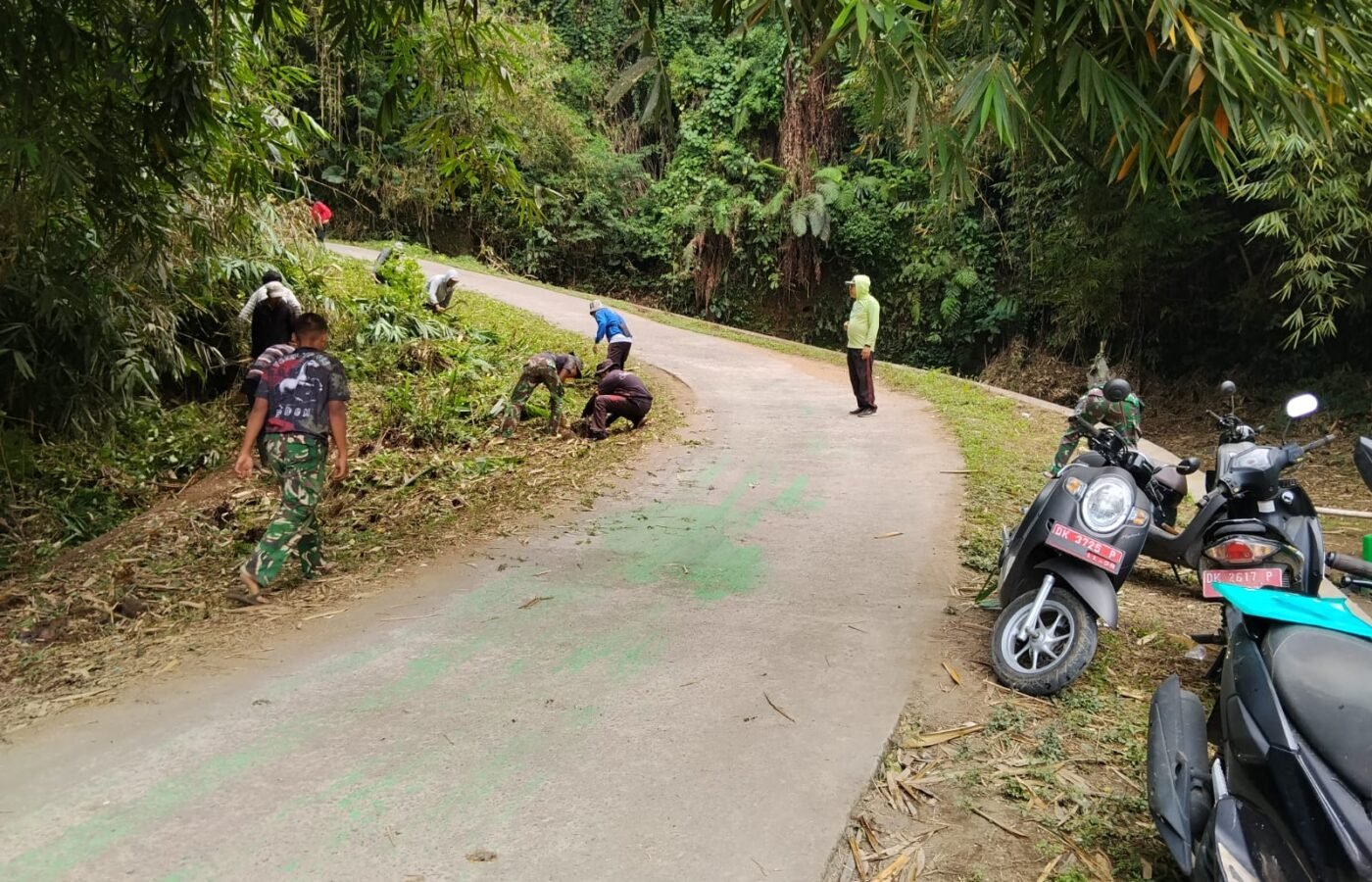 Pembersihan Jalan Hasil TMMD, Warga Sekardadi Dapatkan Akses yang Lebih Nyaman