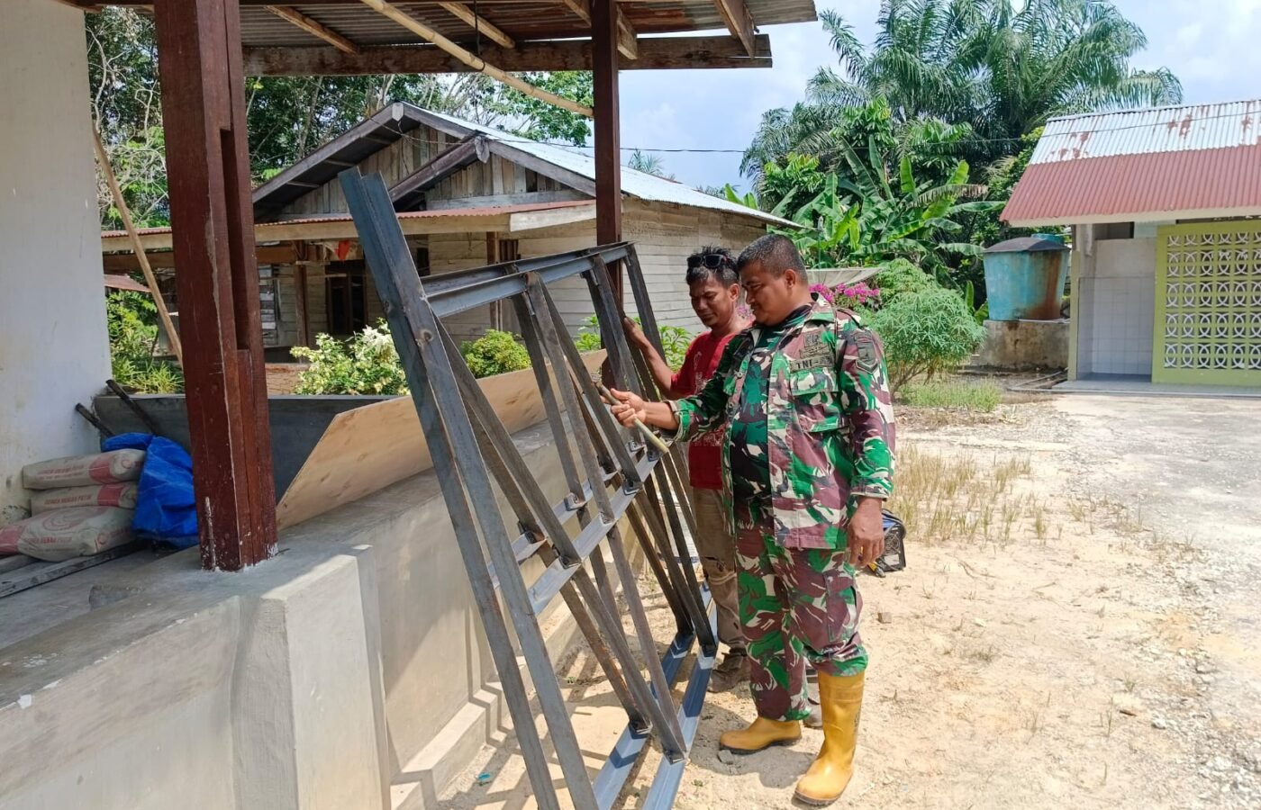 Program TMMD Ke-129: Babinsa Koramil 03/Bunut Terlibat dalam Pembangunan Pondasi Tower Air di Desa Delik