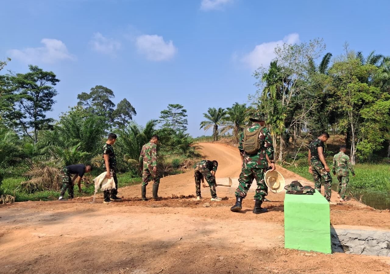 TNI Bersama Masyarakat Benahi Gorong-Gorong di Lampung Utara