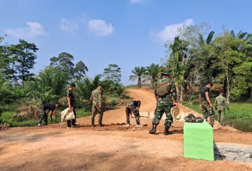 TNI Bersama Masyarakat Benahi Gorong-Gorong di Lampung Utara