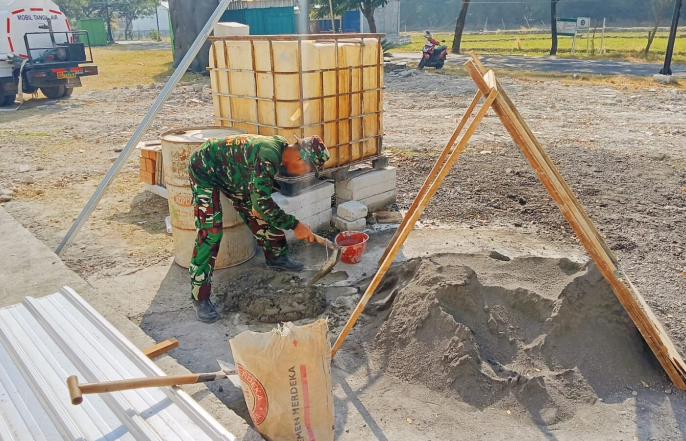 Semangat Tak Kenal Henti, Satgas TMMD Kodim 0813/Bojonegoro Terus Lanjutkan Pembangunan Musala dan MCK di Sembung Sukorame