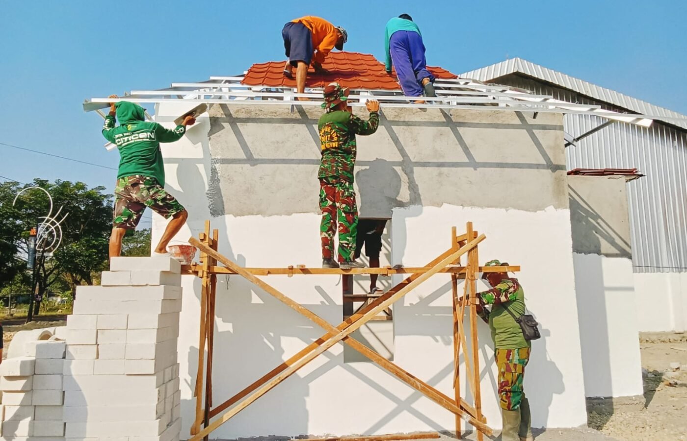 Prajurit Kodim 0813/Bojonegoro Terus Berjuang di Proyek TMMD Ke-129 Meski Dalam Panas Terik