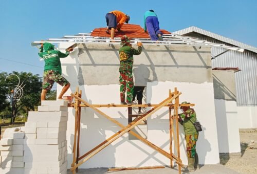 Prajurit Kodim 0813/Bojonegoro Terus Berjuang di Proyek TMMD Ke-129 Meski Dalam Panas Terik