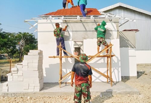 Satgas TMMD Ke-129 Kodim 0813/Bojonegoro Bertahan di Tengah Terik Panas untuk Pembangunan Musala dan MCK