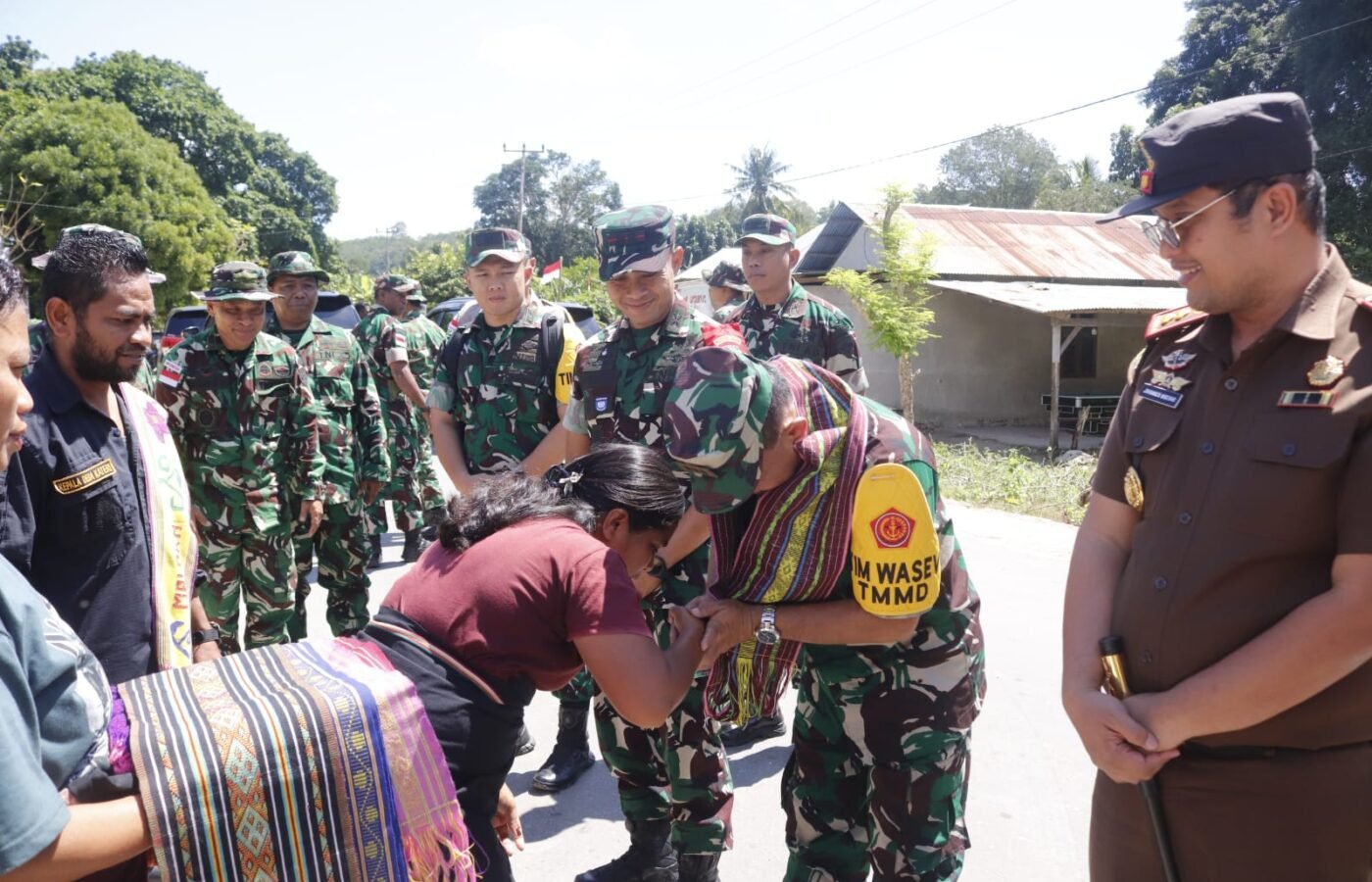 Penyambutan Tradisional untuk Tim Wasev TMMD 129 Kodim Belu