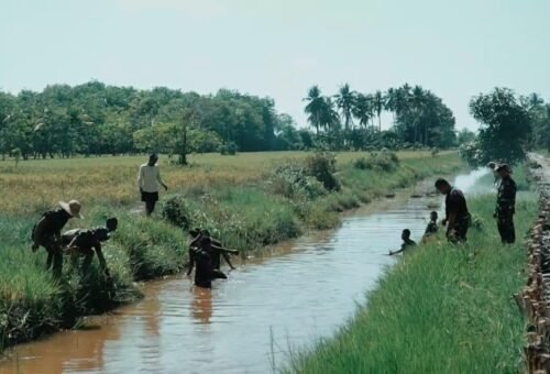 Kebersamaan Satgas TMMD dan Warga Bersihkan Saluran Air di Kampung Patin