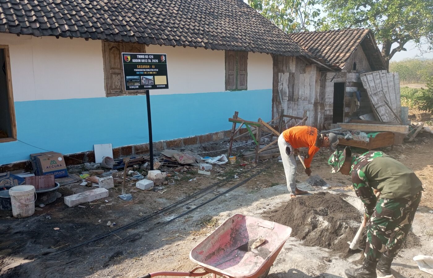 Kegiatan Satgas TMMD Kodim 0813/Bojonegoro Percepat Proses Pembangunan Rumah Ibu Tini