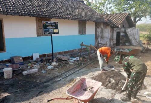 Kegiatan Satgas TMMD Kodim 0813/Bojonegoro Percepat Proses Pembangunan Rumah Ibu Tini