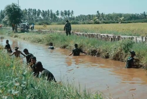 Aksi Bersama, Satgas TMMD dan Penduduk Bersihkan Saluran di Kampung Patin