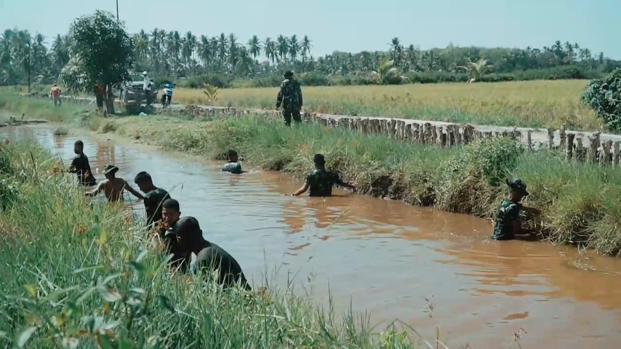 Aksi Bersama, Satgas TMMD dan Penduduk Bersihkan Saluran di Kampung Patin