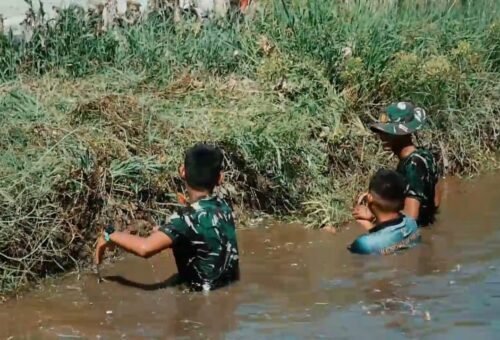 Kolaborasi TNI dan Warga Bersihkan Saluran Air di TMMD