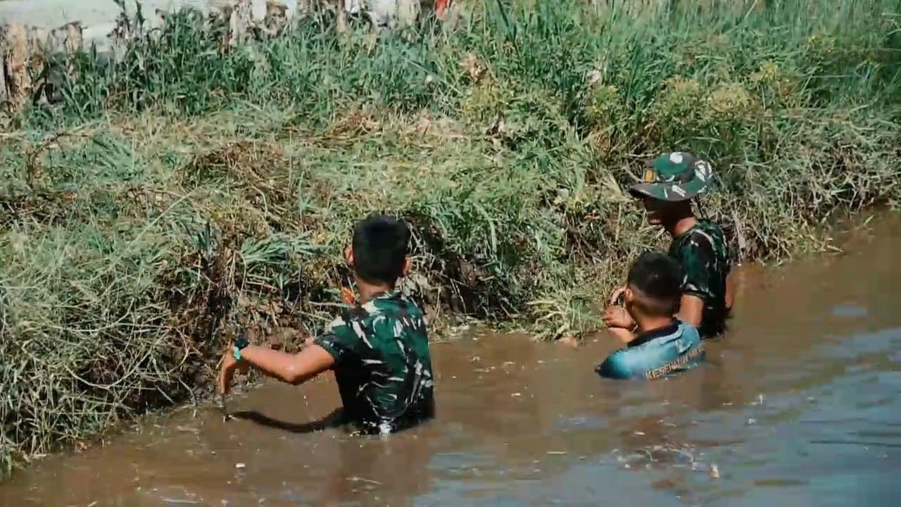 Kolaborasi TNI dan Warga Bersihkan Saluran Air di TMMD