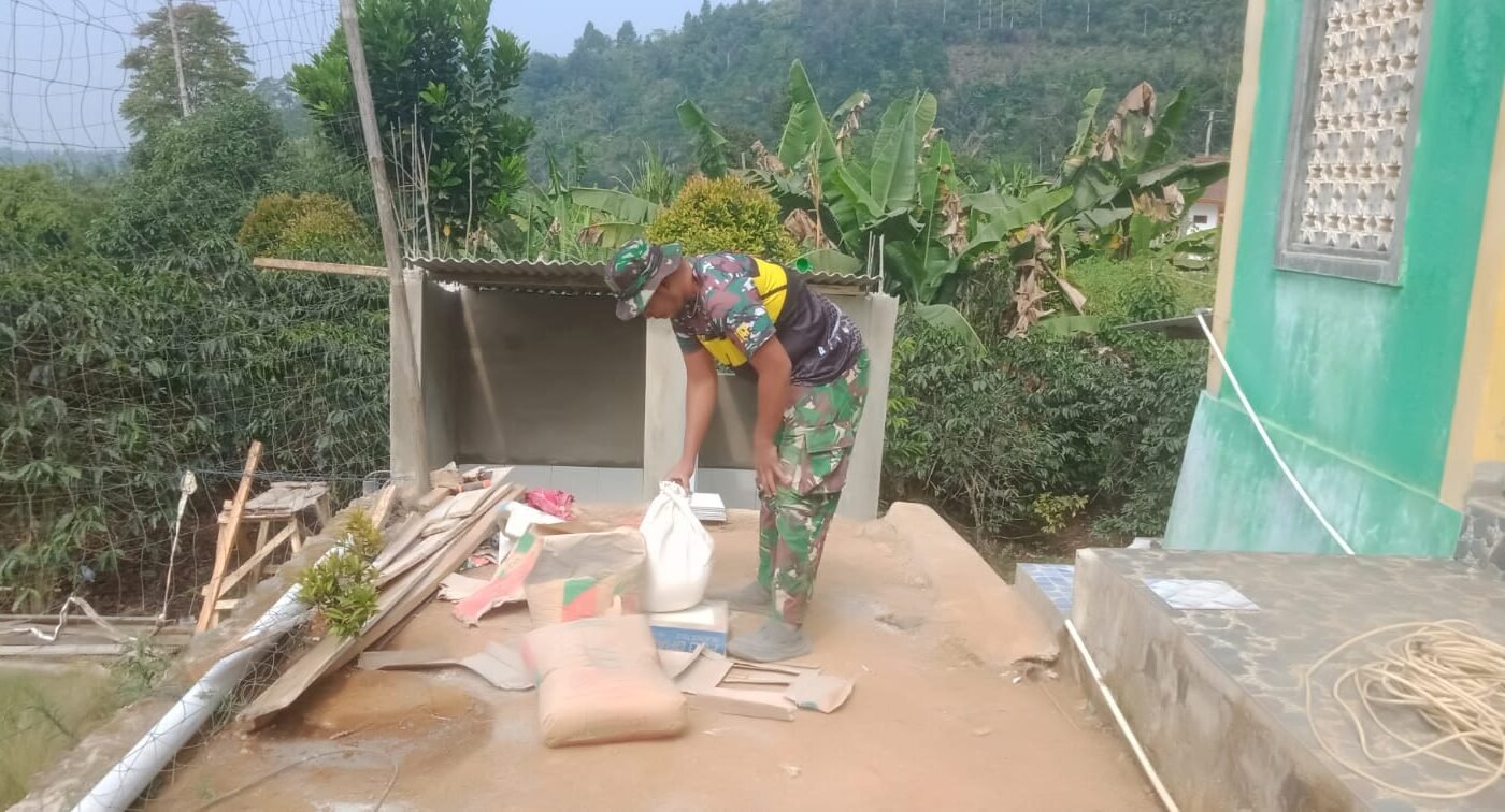 Kolaborasi TNI dalam TMMD Ke-129: Pemasangan Keramik MCK di Citamiang