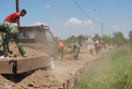Sinergi TNI dan Masyarakat Dalam Pembangunan Jalan di Desa Bandar Raya