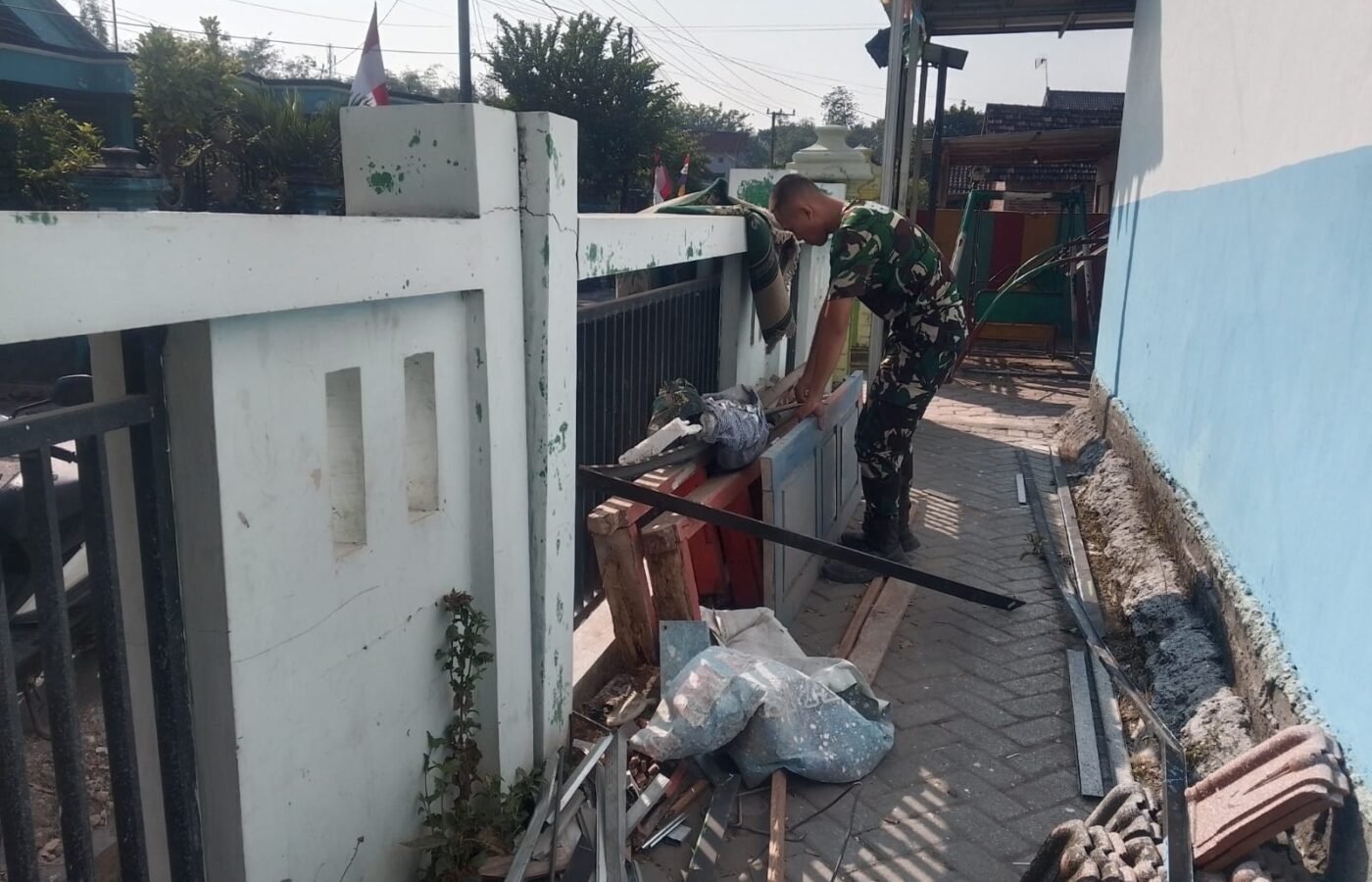 Kebersamaan Satgas TMMD Mempercepat Rehabilitasi SDN Kesongo 1
