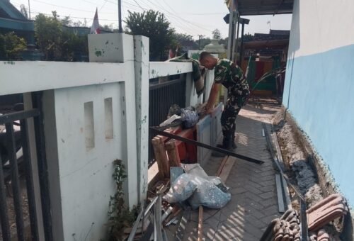 Kebersamaan Satgas TMMD Mempercepat Rehabilitasi SDN Kesongo 1