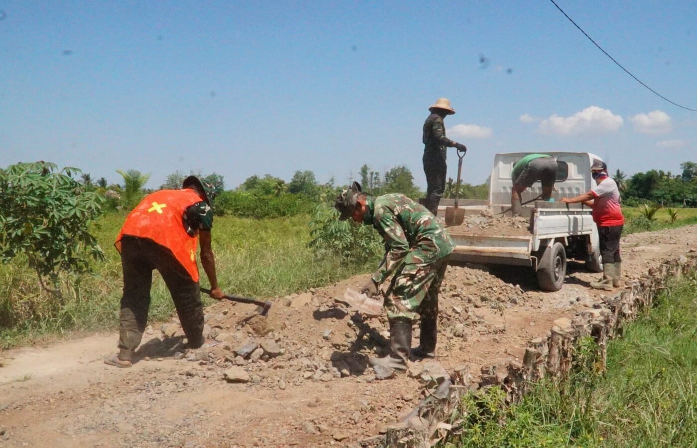 Gotong Royong Satgas TMMD dan Warga Percepat Penimbunan Jalan 1,2 Kilometer di Bandar Raya