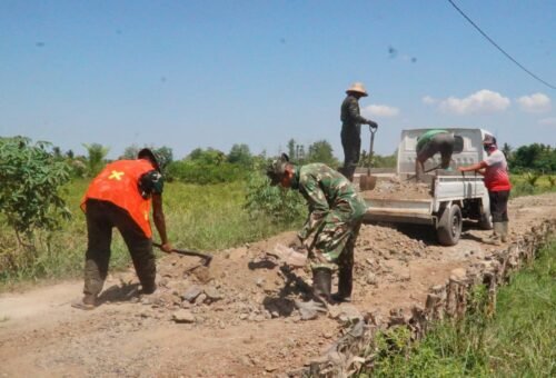 Gotong Royong Satgas TMMD dan Warga Percepat Penimbunan Jalan 1,2 Kilometer di Bandar Raya