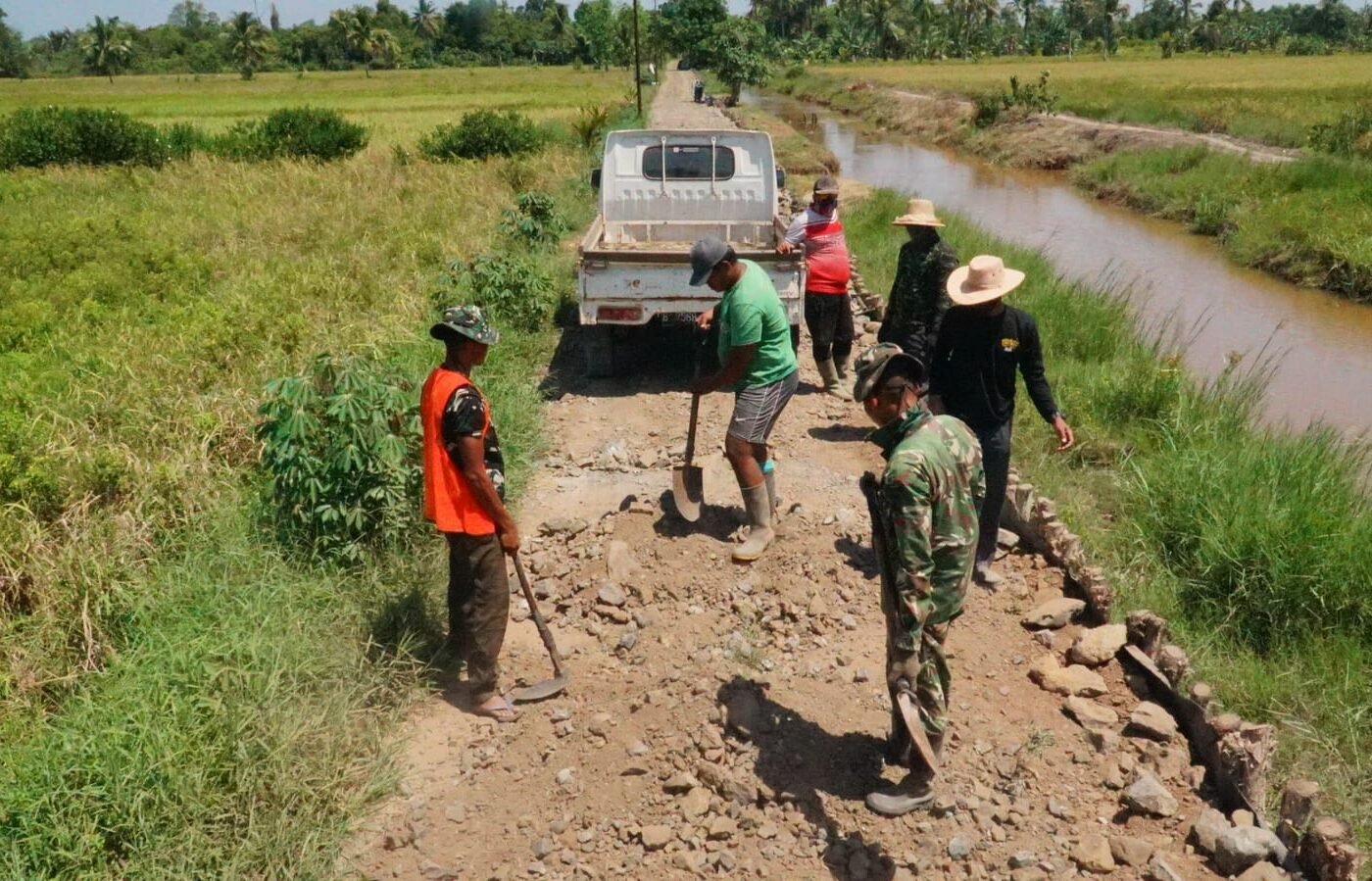 Penguatan Infrastruktur Jalan Melalui Kerja Sama Satgas TMMD dan Masyarakat