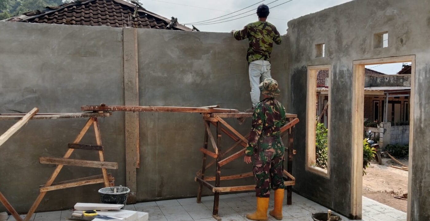 Progres TMMD Ke-129 Kodim 0608/Cianjur: Marinir Terus Lanjutkan Renovasi Rumah Bapak Burhanudin