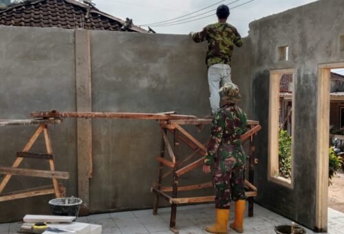 Progres TMMD Ke-129 Kodim 0608/Cianjur: Marinir Terus Lanjutkan Renovasi Rumah Bapak Burhanudin