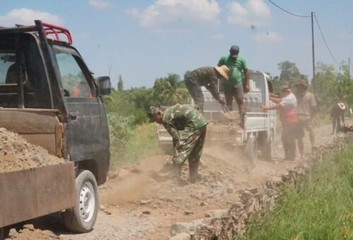 Bersama TNI, Komunitas Desa Bandar Raya Memperkuat Infrastruktur Jalan