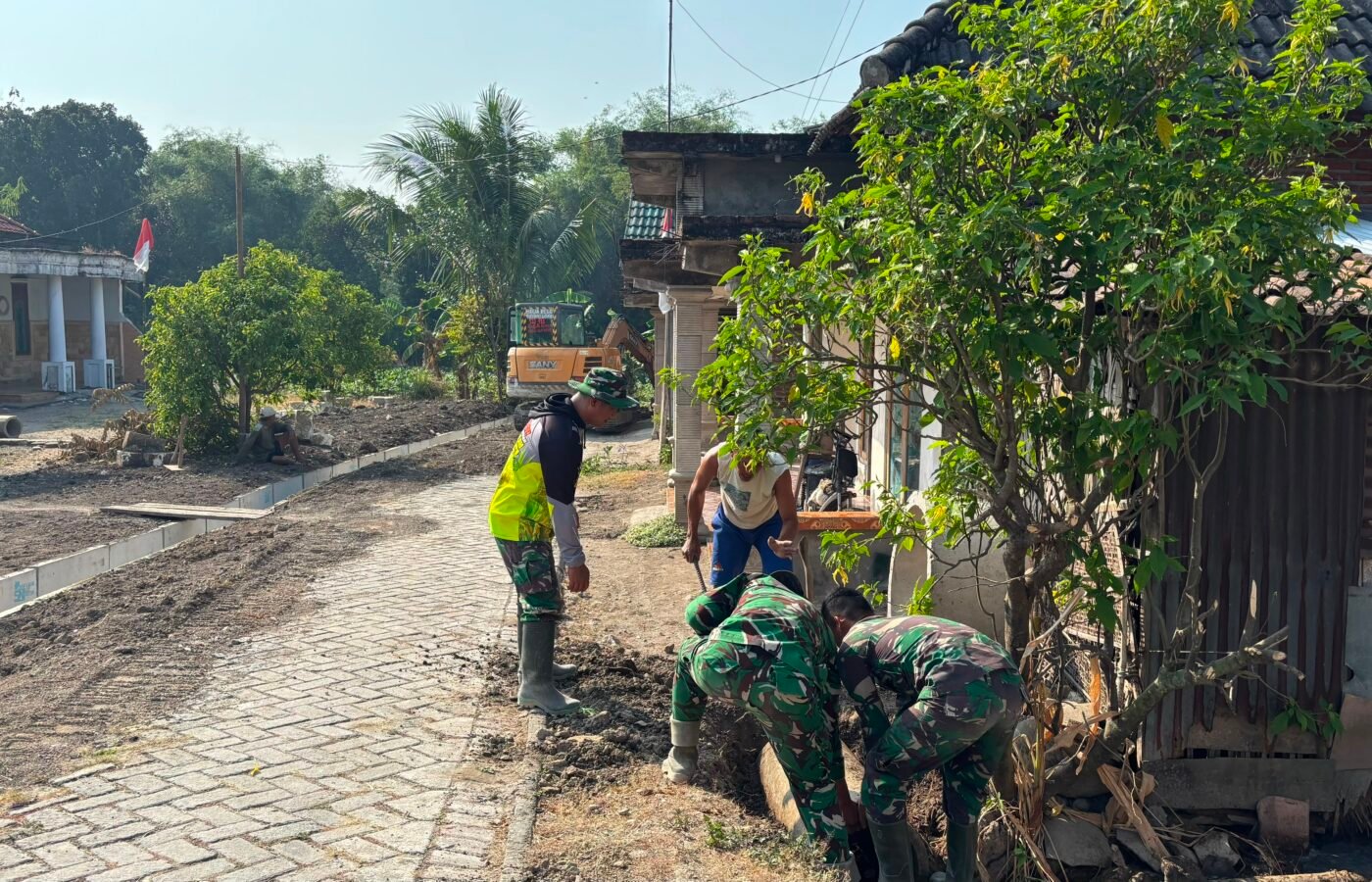 Proyek Drainase TMMD Ke-129 Kodim 0813/Bojonegoro di Dusun Krebet Dipercepat dengan Alat Berat
