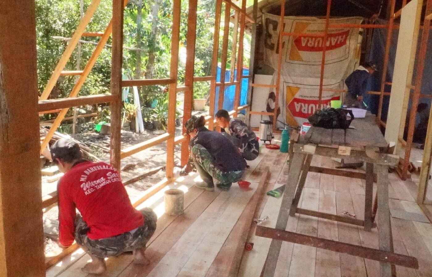 Sinergi Satgas TMMD dan Warga dalam Pemasangan Plafon