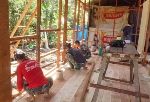 Sinergi Satgas TMMD dan Warga dalam Pemasangan Plafon