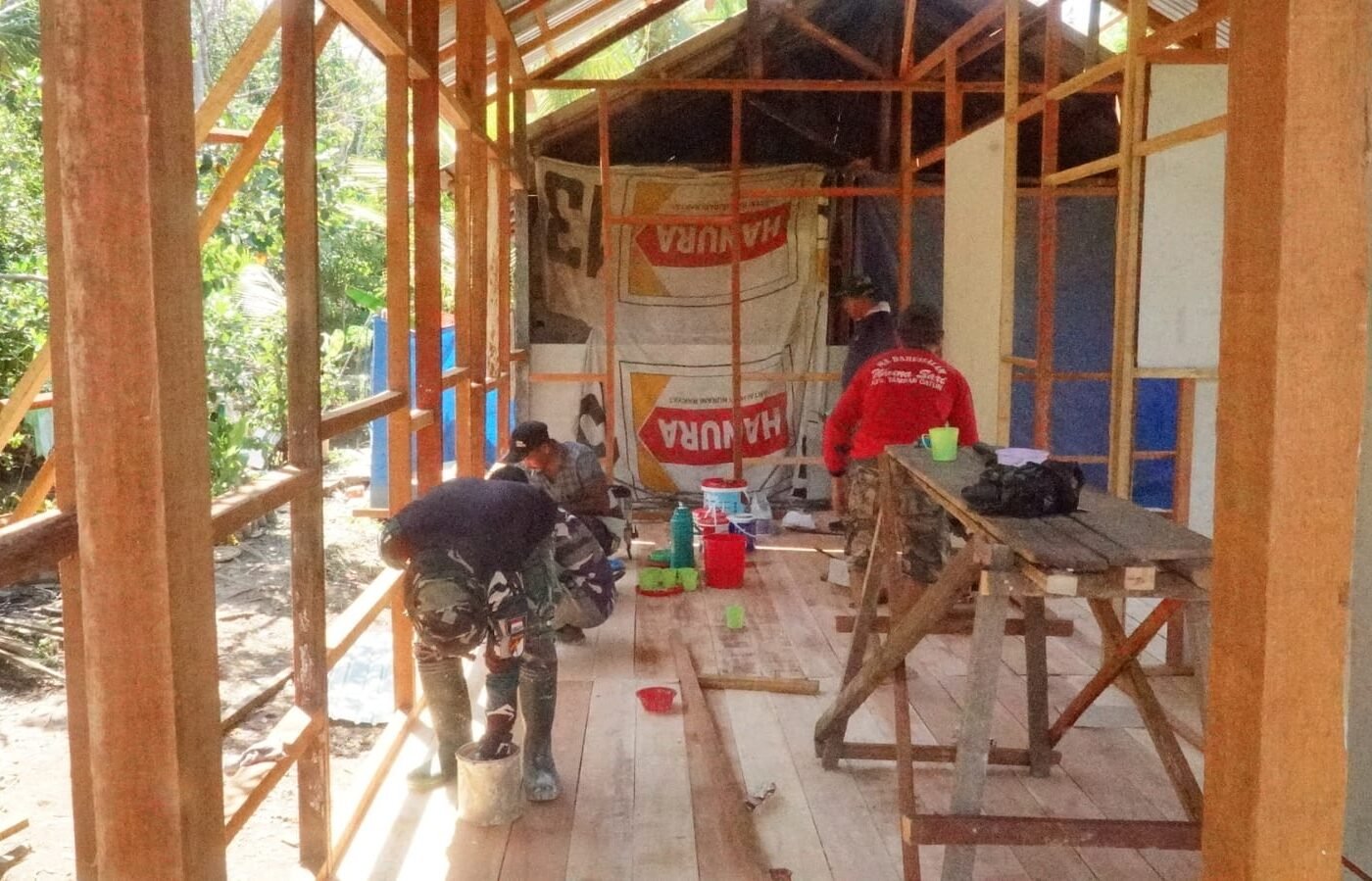 Kebersamaan TNI dan Warga Dalam Membangun Rumah, Ikatan Gotong Royong yang Menginspirasi