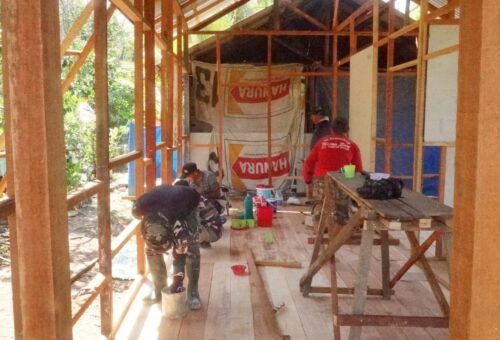 Kebersamaan TNI dan Warga Dalam Membangun Rumah, Ikatan Gotong Royong yang Menginspirasi