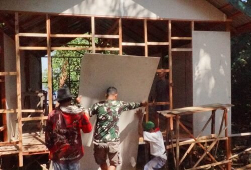 Pemasangan Plafon oleh Satgas TMMD dan Warga Ciptakan Hunian Layak di Pedesaan