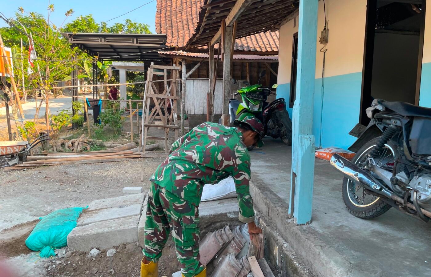 Satgas TMMD Ke-129 Kodim 0813/Bojonegoro Lakukan Pembersihan Lingkungan RTLH milik Bapak Ladi