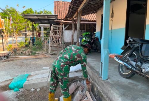 Satgas TMMD Ke-129 Kodim 0813/Bojonegoro Lakukan Pembersihan Lingkungan RTLH milik Bapak Ladi