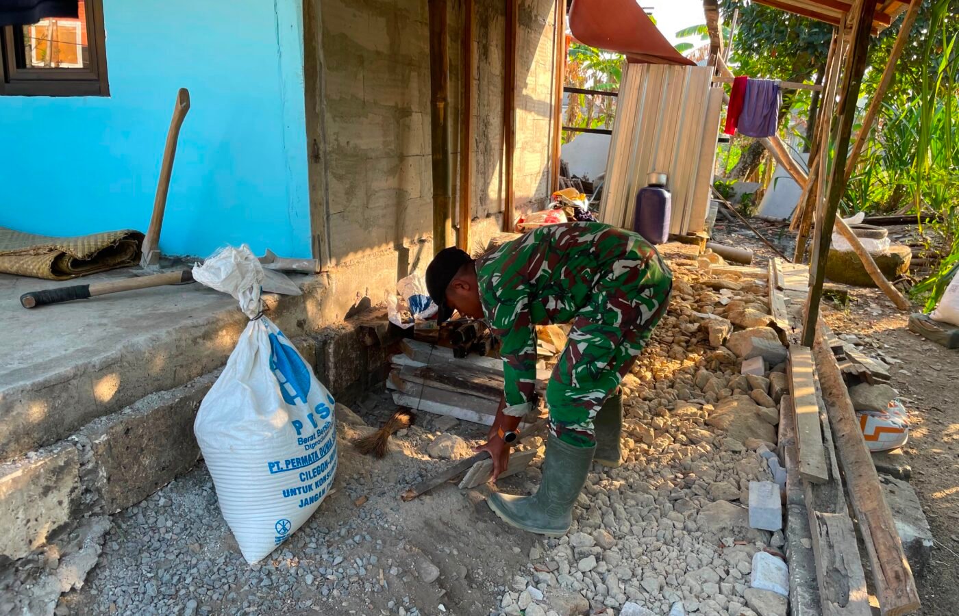 Personel Satgas TMMD Kodim 0813/Bojonegoro Siapkan RTLH Bapak Ladi Sebelum Istirahat