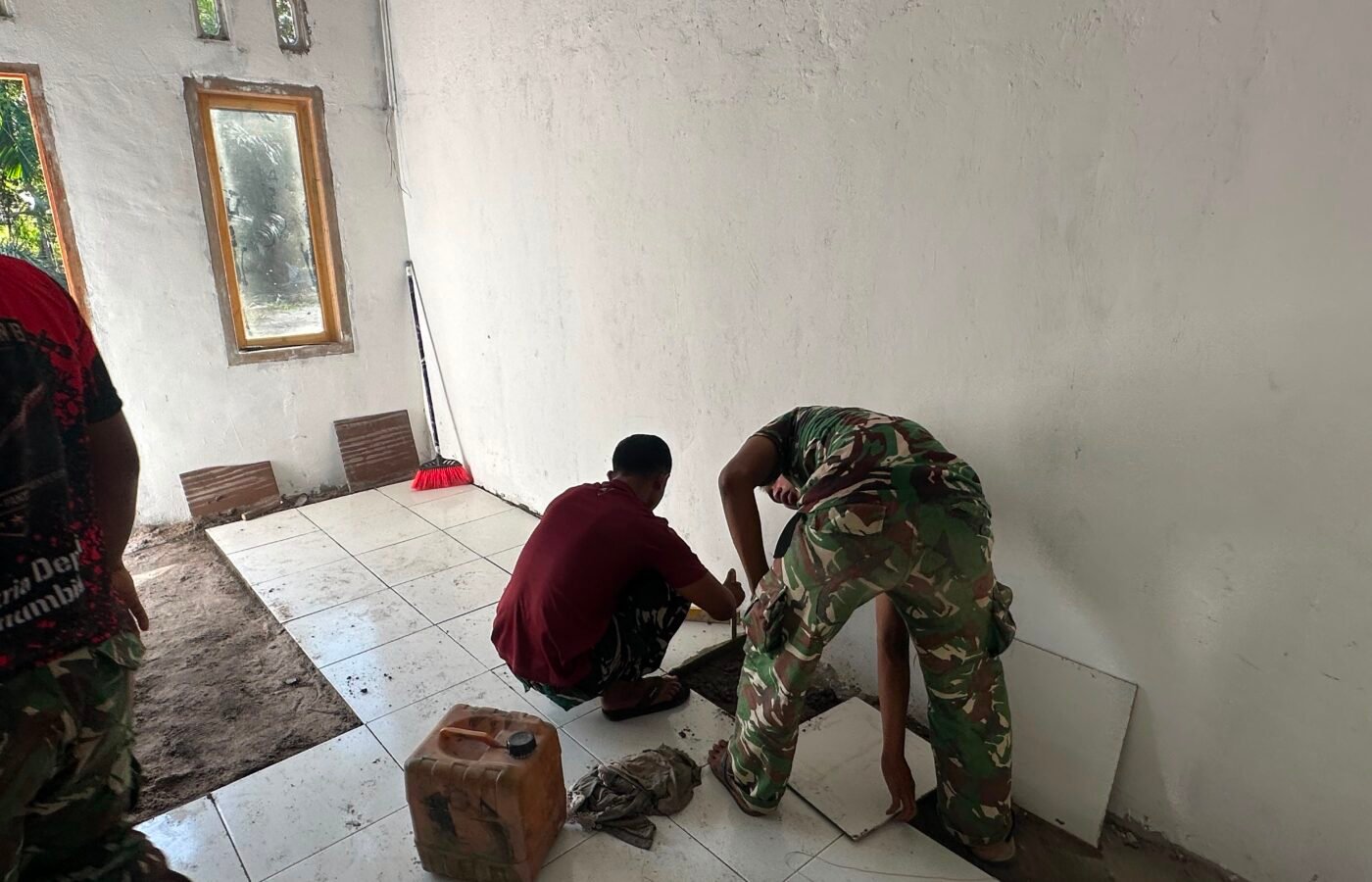 Karya Bersama Satgas dan Masyarakat Selesaikan RTLH Ibu Rodiah