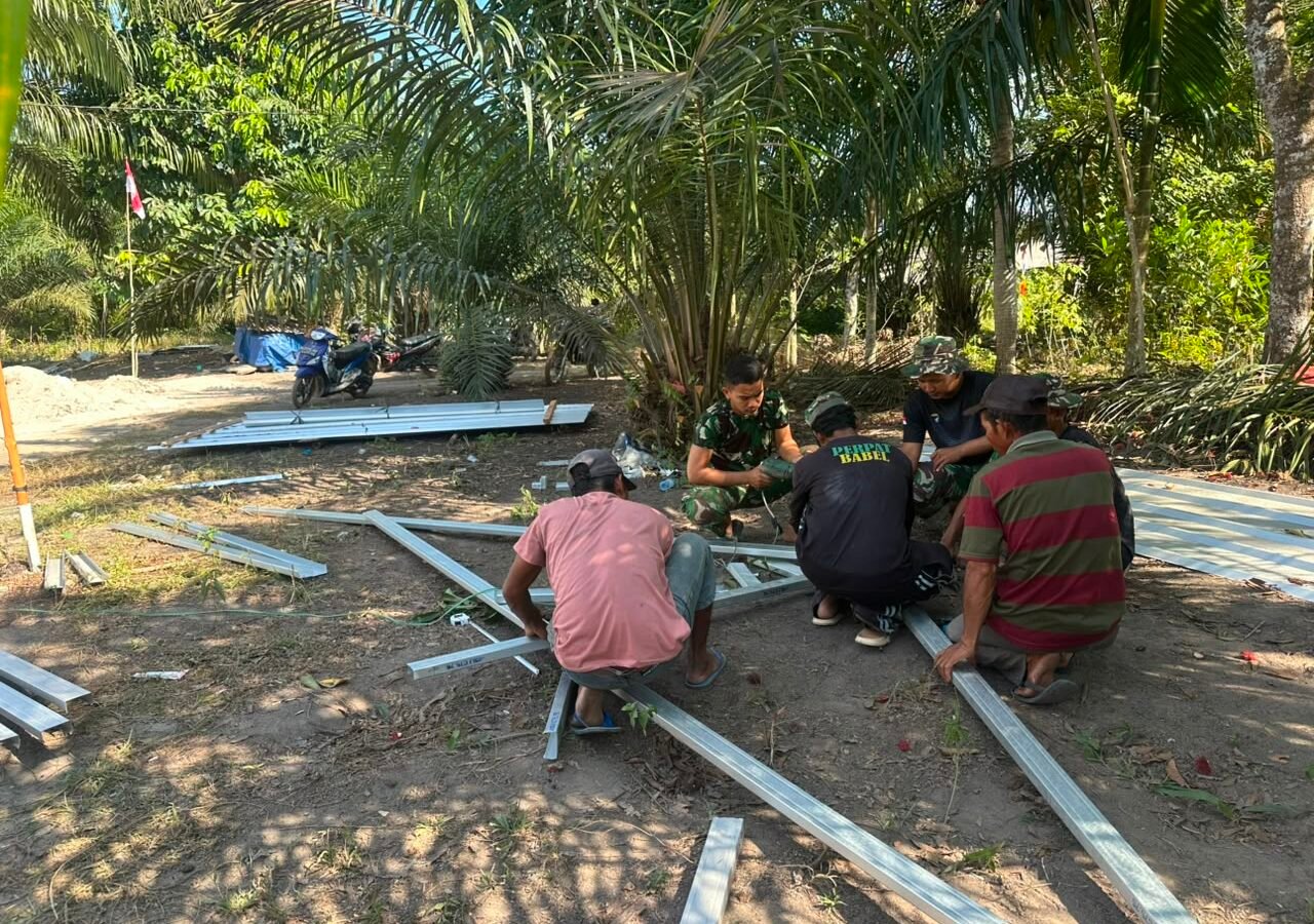 Satgas TMMD ke-129 Kodim 0413/Bangka Percepat Pemasangan Atap Rumah Bapak Ardiansyah